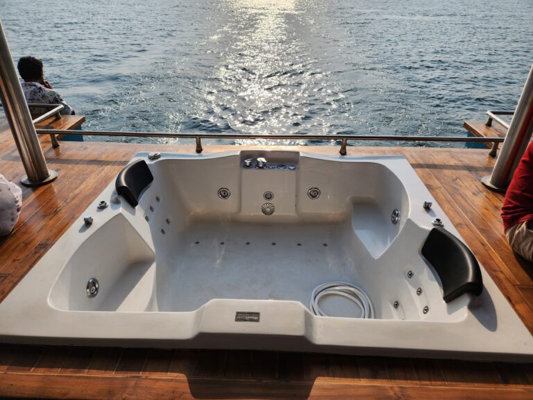 mi-amor-yacht-jacuzzi