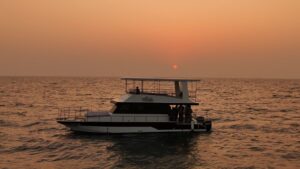 ahilo-yacht-side-view